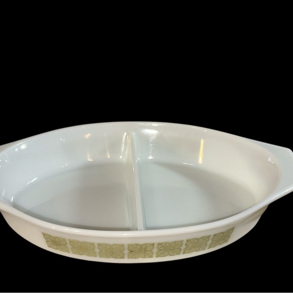 Vintage Pyrex 1.5 QT Divided Casserole Dish - Verde Pattern (Model 063) - Picture 3 of 5